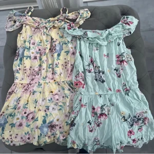 Två dressar - Två superfina och somriga dressar från Kappahl. Perfekt för att sommaren snart börjar på att komma! Köpte dem för cirka 199kr styck för ganska länge sen (finns ej kvar) Blå strl 152, Gul strl 158. Priset står för båda. Pris styck 40;- 