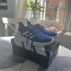 Adidas skor - Säljer ett par adidas skor som har används runt två gånger 