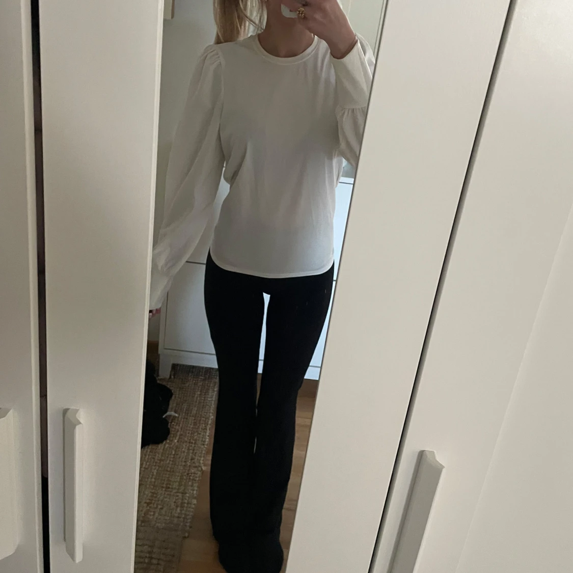 Vit långärmad topp med puffärm - 1