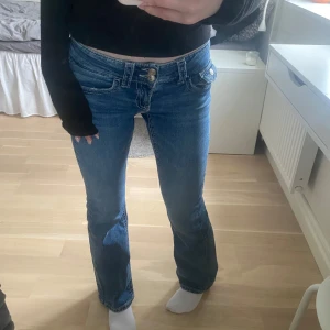 Lowwaist jeans från gina - Snygga lowwaist utsvängda jeans från gina young i storlek 152. Bra längd på mig som är 165 cm lång!💞