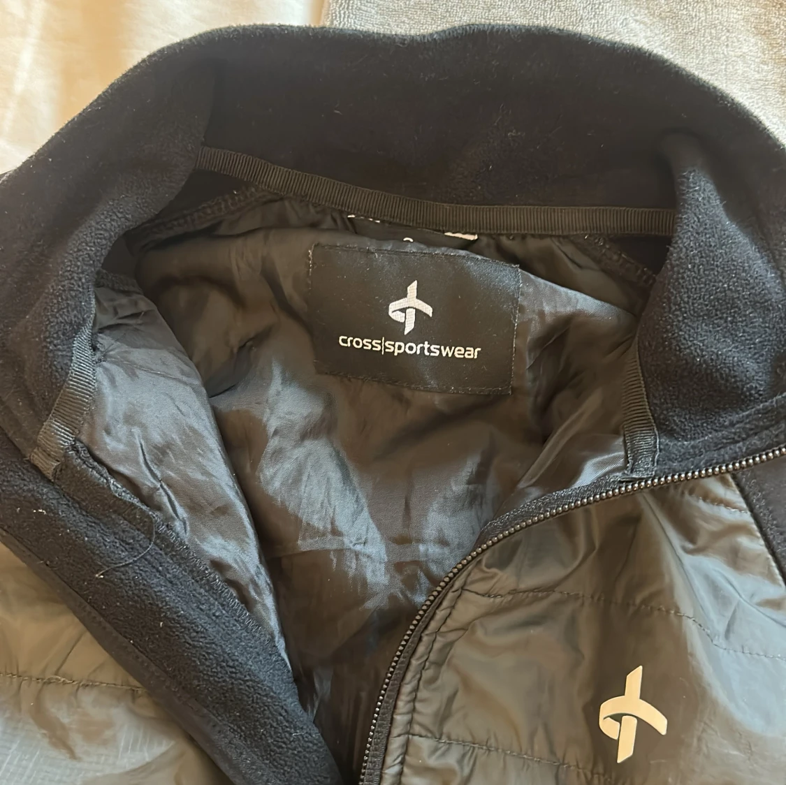 Svart hybridjacka från Cross Sportswear - 1