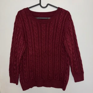 Vinröd stickad tröja med flätmönster  - En vinröd varm stickad tröja från H&M med snyggt flätmönster på fram- och baksidan samt ärmarna. Passar lite kyligare dagar! ⛅️