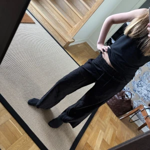 Svarta kostym/mjuka byxor resårmidja - Säljer ett par svarta byxor med resår i midjan och raka ben. Byxorna är inte använda så mycket. Sköna och enkla att matcha med olika toppar. Säljer pga att de ej används💕