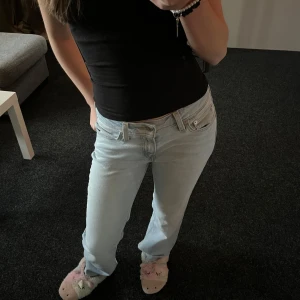 Ljusblå bootcut Levis jeans - Säljer ett par ljusblå jeans med bootcut passform och låg midja. Jeansen är från Levis i storleken W:25 och L:30. Som nya då de endast är provade på. Passar perfekt nu när de ljusare tiderna kommer och man vill börja använda ljusare jeans.