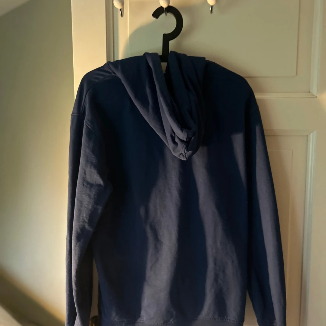 Mörkblå hoodie med dragkedja - 2