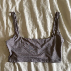 Grå linnetopp - Säljer en enkel och stilren grå linnetopp från SHEIN. Toppen har raka axelband och en croppad passform. Mjuk och stretchig! 😍.
