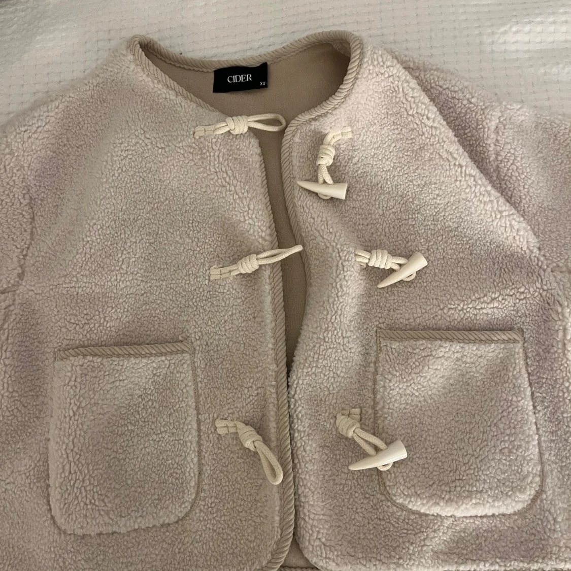 Beige teddyjacka från Cider - 1