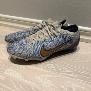 Nike fotbollsskor CR7 - Säljer ett par proffs Nike fotbollsskor från unisport som kostade mig runt 2500kr. Har andvänt dessa i ca 1 år och köpt nya nu. De är fortfarande väldigt fräscha och i bra skick. Skriv för mer info eller bilder!!