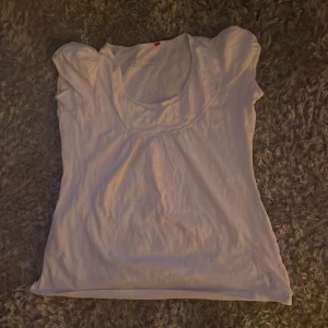 Vit kortärmad blus med rund hals - Säljer en enkel och stilren vit blus med korta ärmar och rundad halsringning. Perfekt till sommaren och lätt att matcha med olika outfits.