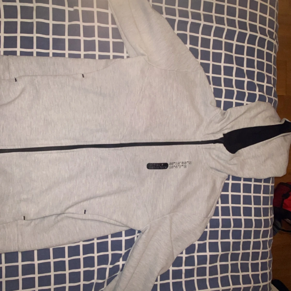 Ljusgrå hoodie med dragkedja