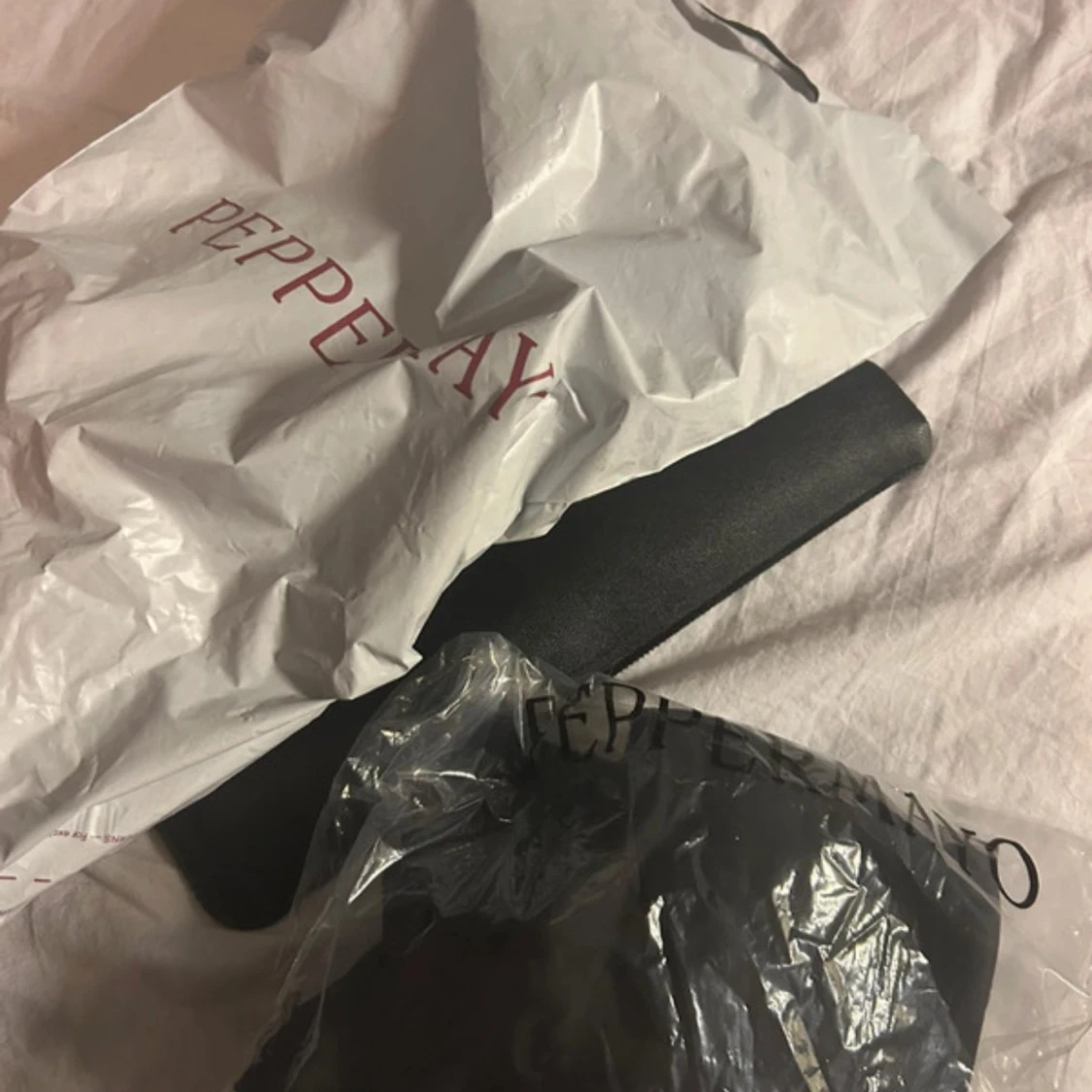 Svart långklänning i satin från Peppermayo - 3