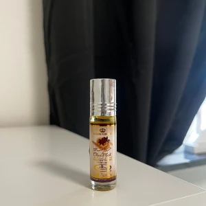 Choco  Musk parfymolja från Crown Perfumes - En liten parfymolja på 6 ml från Crown Perfumes med doften Choco Musk. Flaskan är genomskinlig med silverfärgat skruvlock och etikett med guld- och bruna detaljer. Roll-on applikator för enkel användning, luktar vanilj & cocoa