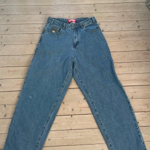 Butter Goods jeans - Säljer ett par riktigt feta jeans från Butter, de är använda endast ett fåtal gånger och är nästan nyskick. Storlek 28/32.