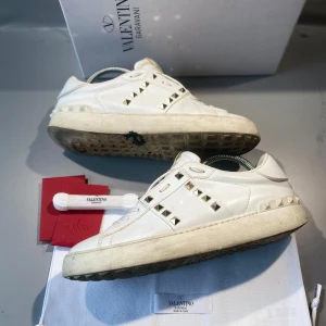 Valentino skor - Hej! Säljer nu mina skor från märket Valentino, storlek 39 bra skick, givetvis äkta. Tveka inte på att höra av dig om du har frågor eller funderingar kring skorna! 