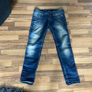Blå Replay jeansbyxor herr - Säljer ett par klassiska blåa replay jeans modellen anbass, det är storleken w28 och L32 men sitter bra på mig som har L30 är 172,5 cm lång👍👍👍Har bara använt dem några fåtal gånger så är dem är som nya👍Bara ni skriver om ni vill ha mer bilder eller har några frågor 