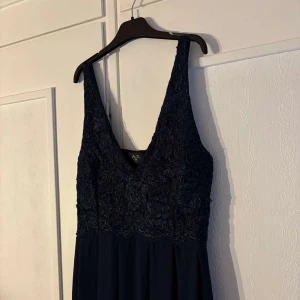 Balklänning  - Balklänning köpt från bubbleroom, aldrig använd. 