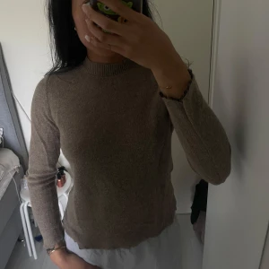 Mysig beige tröja - Mohair blandad med ull tröja från zara, den sticks inte alls och är jätte bekväm. Tröjan är i super bra skick😍den passar er som bär både s och m
