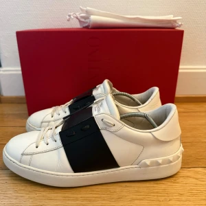 Valentino open sneakers  - Säljer nu dessa fina valentino open skor | Storlek 41,5. | Super fint skick,Lagade fram |Kommer även med box,dustbag och kvitto | Hör gärna av er vid frågor eller funderingar 😊