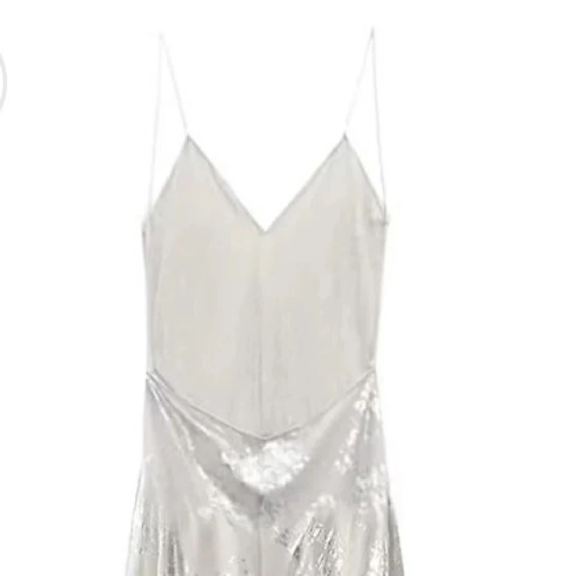 Ljusgrå långklänning med silvrigt mönster - 1