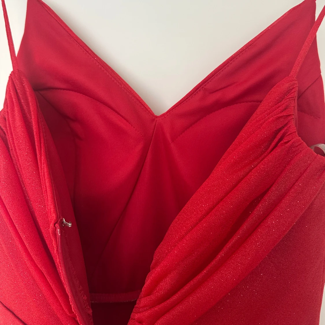 Röd bal/bröllopsklänning med smala axelband - 2