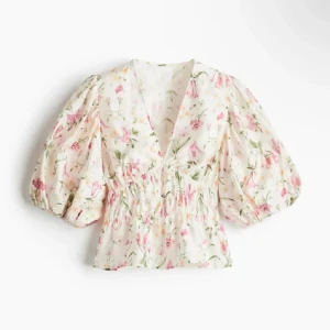 H&M Blus - Säljer den populära blusen från H&M som är slutsåld. Använd en gång 🩷 STL XS!