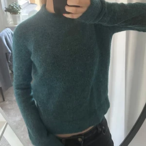 Stickad tröja från Acne - Säljer denna super snygga stickad tröjan från Acne, fint skick förutom på ena armbågen (bild 3) men det är inget man tänker på💗(köp direkt för 350kr)