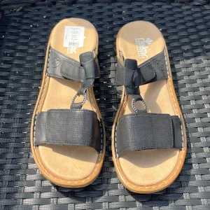 Svarta sandaler - Snygga svarta sandaler från Rieker. Helt nya och oanvända. Storlek 42.