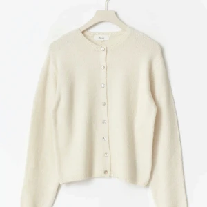 Krämvit kofta från Gina Tricot  - Säljer en supermjuk och krämvit kofta från Gina Tricot i storlek XS. Koftan är nästan aldrig använd därför är den fortfarande mjuk, fin och i mycket bra skick💕💕