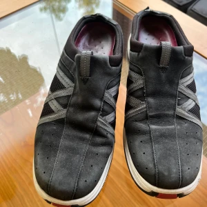 Skor från ColeHaan / Nike Air - Svarta skor i samarbete mellan ColeHaan och Nike Air. Storlek 7,5 (motsvay37). Slitage vid hälen (se bild 4&5)