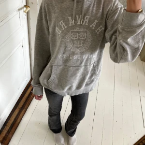Grå Harvard hoodie från H&M XS - Grå hoodie från H&M i storlek XS med Harvard University-tryck framtill. Tröjan har huva med snörning, magficka och mjukt fleecetyg på insidan. Perfekt för chill dagar och snygg till jeans eller leggings.