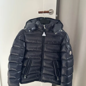 Blå moncler Maya giubbotto jacka - Snygg svart pufferjacka från Moncler med avtagbar huva och dragkedja framtill. Jackan har två dragkedjefickor, quiltad design och klassisk Moncler-logga på ärmen. Nypris 7000💕