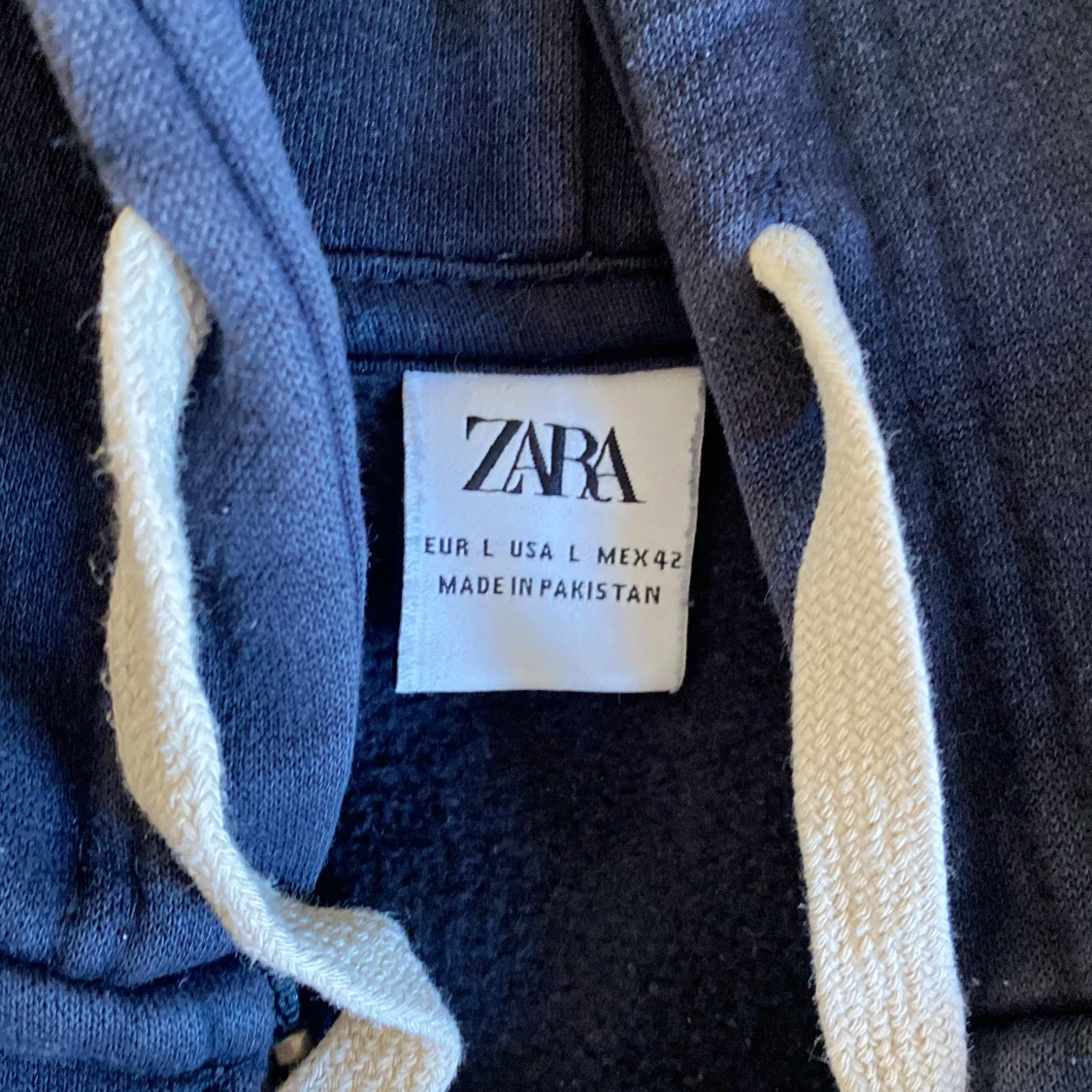 Mörkblå hoodie med dragkedja från Zara - 1