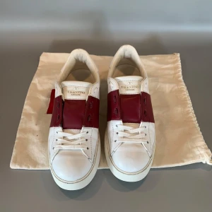 Valentino Open - Hej, köpte mina Valentino skor här på plick men tyvärr för små. Super fint skick påse medföljer och Äktahetsbevis. Pris är disskuterbart ❣️