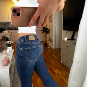 Lowaist Blå bootcut jeans från 157 - Säljer dessa från lager köpte i fel storlek, dessa är storlek XS TALL. Använda en gång, jag är 162 och dom är för långa på mig dock perfekta till ett par klackar eller för dig som är längre! Formar bra! 