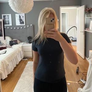 Mörkblå t-shirt från lager 157 - Mörkblå, enkel och tight T-shirt från lager 157 i storlek S. Modellen är klassisk med rund hals och korta ärmar. Rätt så stor i storleken och sitter väldigt löst på mig som vanligtvis har XS.