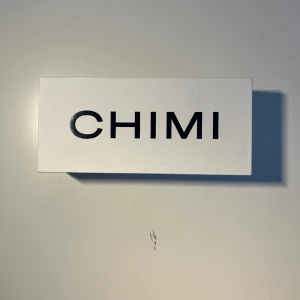 Gråa solglasögon från chimi - Snygga glasögon från CHIMI i modellen 05. Passar till alla olika outfits, helt nya aldrig använda.                                                                  Nyskick 💫, jätte bra pris ✔️