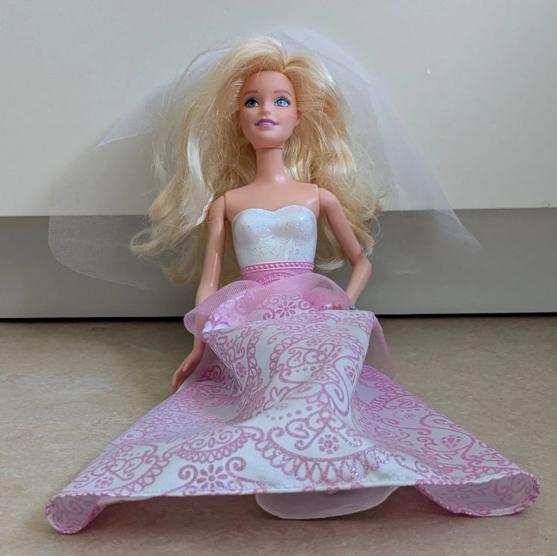 Barbie med jätte fin långkjol och slöja - 1