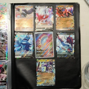 Pokémonkort samling – EX och V-kort - Cool samling av Pokémonkort med flera EX och V-kort! Perfekt för dig som vill boosta din samling med blanka och kraftfulla kort som Great Tusk, Koraidon, Miraidon, Dialga, Dondozo, Zoroark och Samurott. Passar både samlare och spelare som älskar Pokémon.