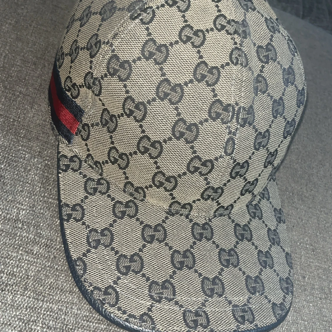 Gucci keps med GG-mönster och rödblå rand - 3