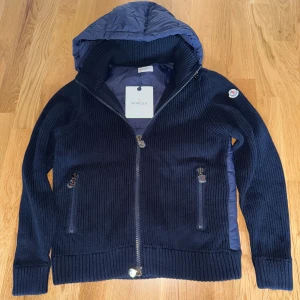 Moncler cardigan - Säljer nu denna riktigt snygga moncler cardiganen i strl S, helt ny med tags. Perfekt nu till hösten. Jag på bilden är 180 o den passar mig perfekt. Nfc och QR kod fungerar. Bara att skriva ett DM vid intresse!