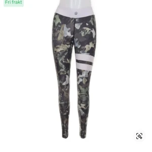Camo leggings med vita detaljer från Stronger - Snygga leggings från STRONGER med camouflage-mönster💕Inga defekter💕