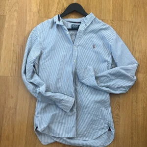Ralph lauren skjorta - Asfet randig skjorta från ralph lauren, mycket bra skick. Hör av dig vid ytterligare frågor🙌