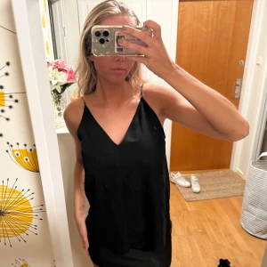 Svart linne - Snyggt stilrent linne. Går att använda både till vardags och till festligare stunder! Är 34 men skulle säga att de passar S/36 med.