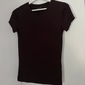 Brun t-shirt - En basic brun t-shirt från Gina Tricot i mjuk bomull. Modellen är klassisk med rund halsringning och korta ärmar. Figurnära. Säljer då den är lite för stor för mig och jag ska köpa en strl mindre istället 💗