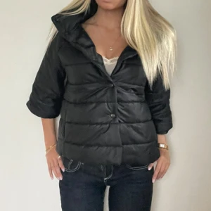 Svart Herno liknande jacka!  - FÖLJ FÖR LIKANDE PLAGG🌷fin Herno liknande jacka som är perfekt nu i höst och vinter. Storlek M i mycket fint skick. Tryck köp nu! TK-0030