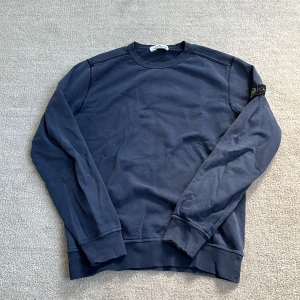 Stone Island Sweatshirt - Tja! Säljer nu denna feta Stone Island sweatshirt! Den är i riktigt bra skick som man ser på bilderna. Storleken är 12 år / 156, men jag skulle säga att den passar upp till 165. Tröjan är självklart autentisk. Nypris: 3999 kr❌‼️Mitt pris: 1499 kr✅Skriv vid minsta fråga eller fundering och pris kan diskuteras!🤝