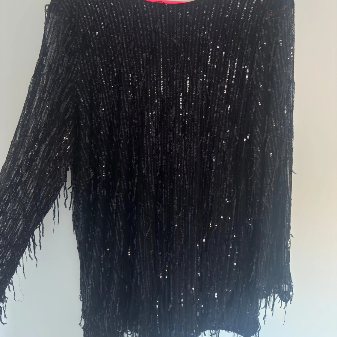Svart paljettklänning med v-ringning