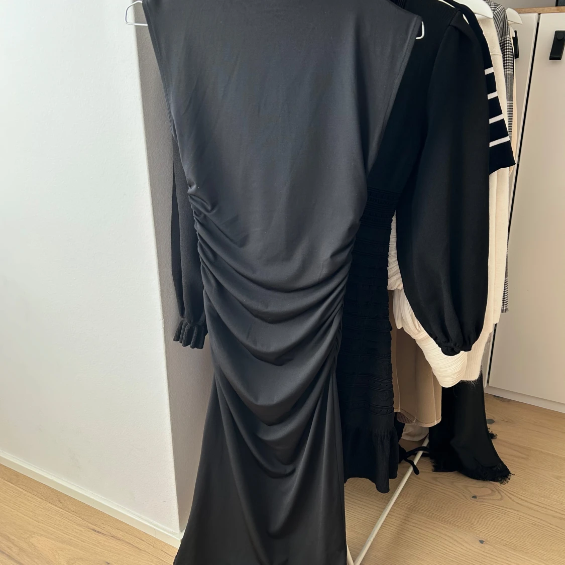 Svart midiklänning med drapering