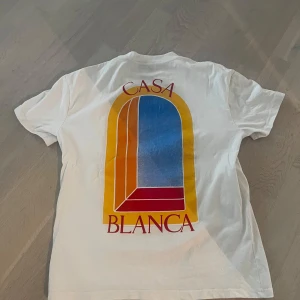 Vit t-shirt från Casablanca med tryck - Vit t-shirt från Casablanca i storlek M jag är 180 och typ 72kg och passar mig väldigt bra 