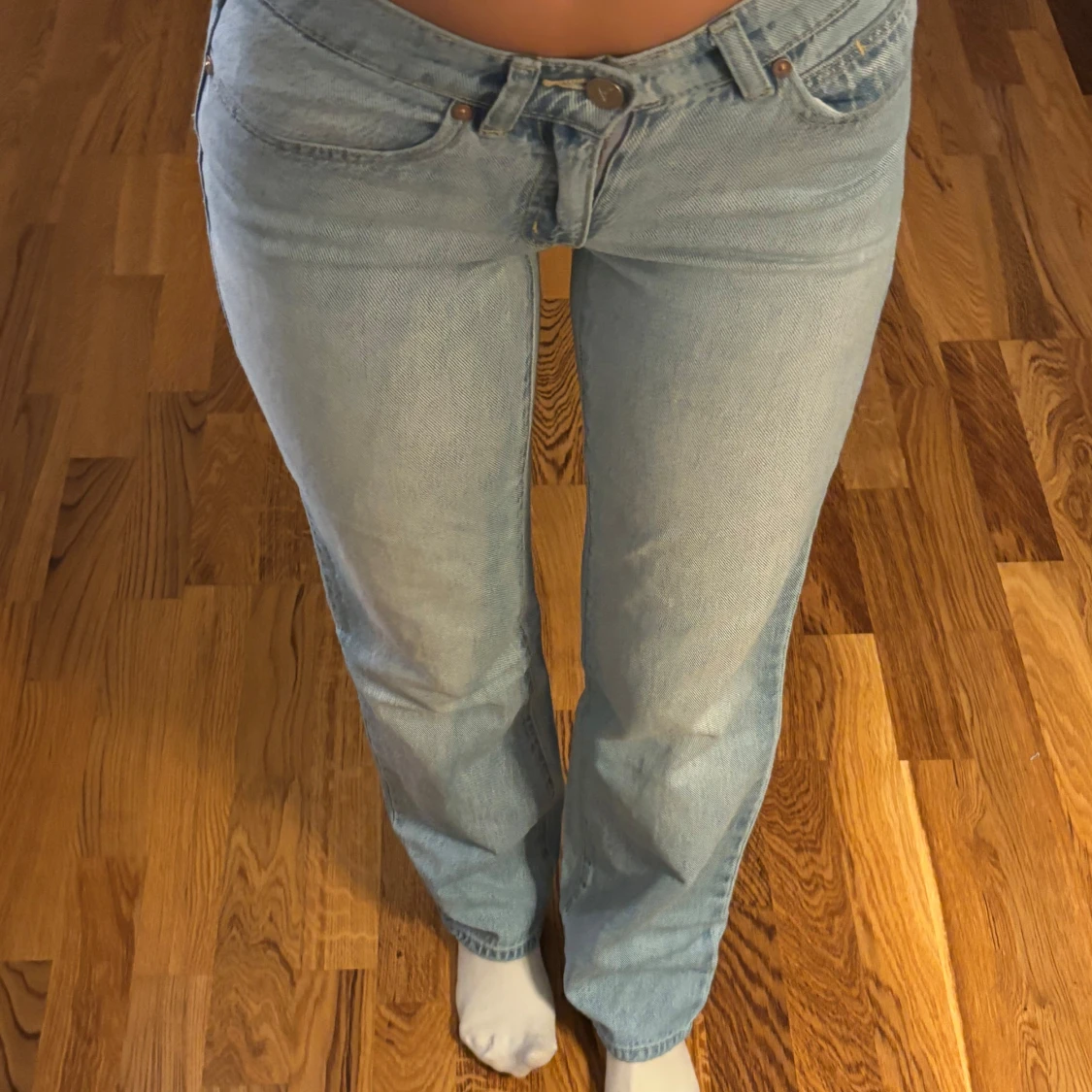 Ljusblå raka jeans med låg midja  - 1